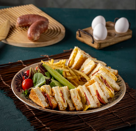 SUCUKLU YUMURTALI TOST