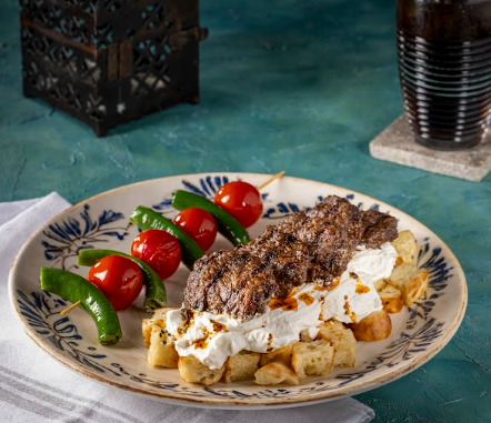 KÖFTELİ YOĞURTLU KEBAP